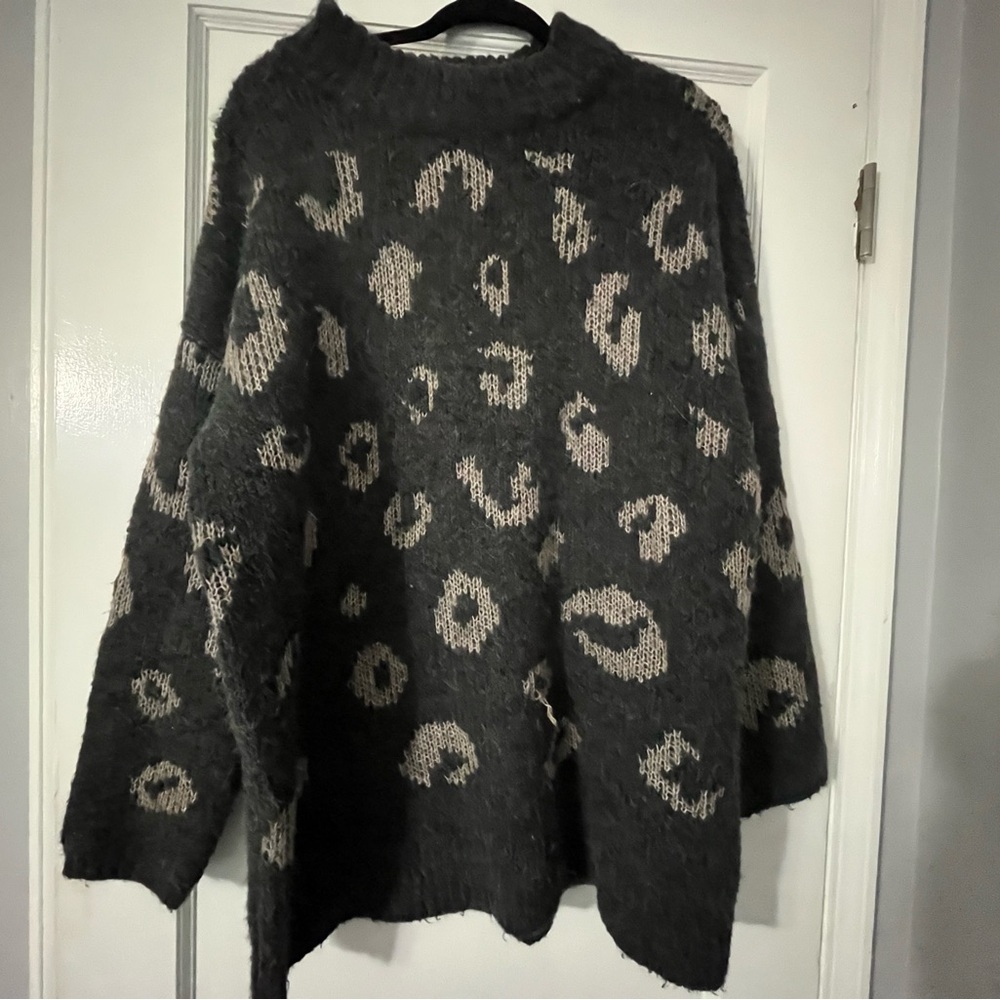 Universal Thread Gray and Light pink Crew Neck Sweater